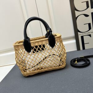 【AT8686】MIU 心地よいリゾート風編み込みトートバッグ | Miu Miu