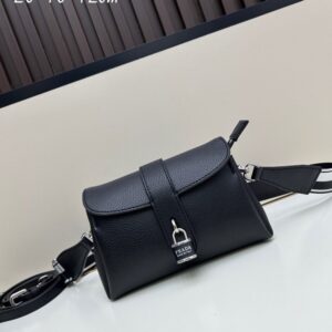 【AT8703】PRADA プラダ PRADAの小さなブラックレザーハンドバッグ - 優雅な高級感と機能性の融合 | Prada