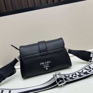 【AT8703】PRADA プラダ PRADAの小さなブラックレザーハンドバッグ - 優雅な高級感と機能性の融合 | Prada