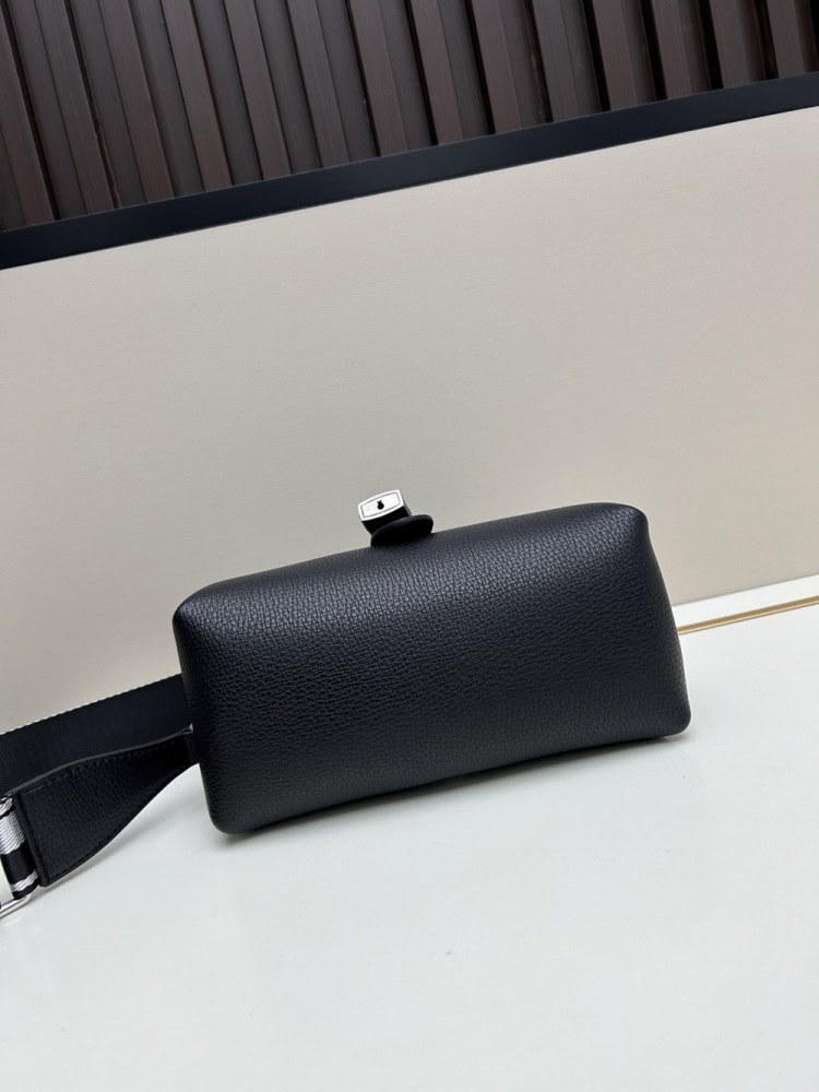 【AT8703】PRADA プラダ PRADAの小さなブラックレザーハンドバッグ - 優雅な高級感と機能性の融合 | Prada