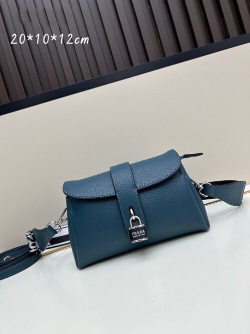 【AT8705】プラダの青色シリーズハンドバッグ：都会の女性のためのエレガントな必須アイテム | Prada Italy
