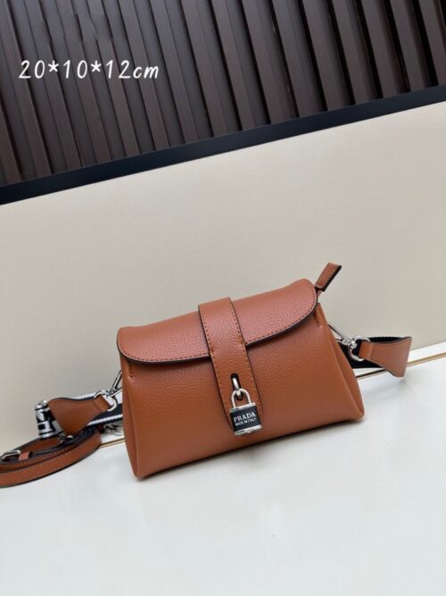 【AT8709】プラダ Prada 鹿革フラップデザインバッグ、上品なエレガンスと都会的な魅力を兼ね備えた高級バッグ | Prada