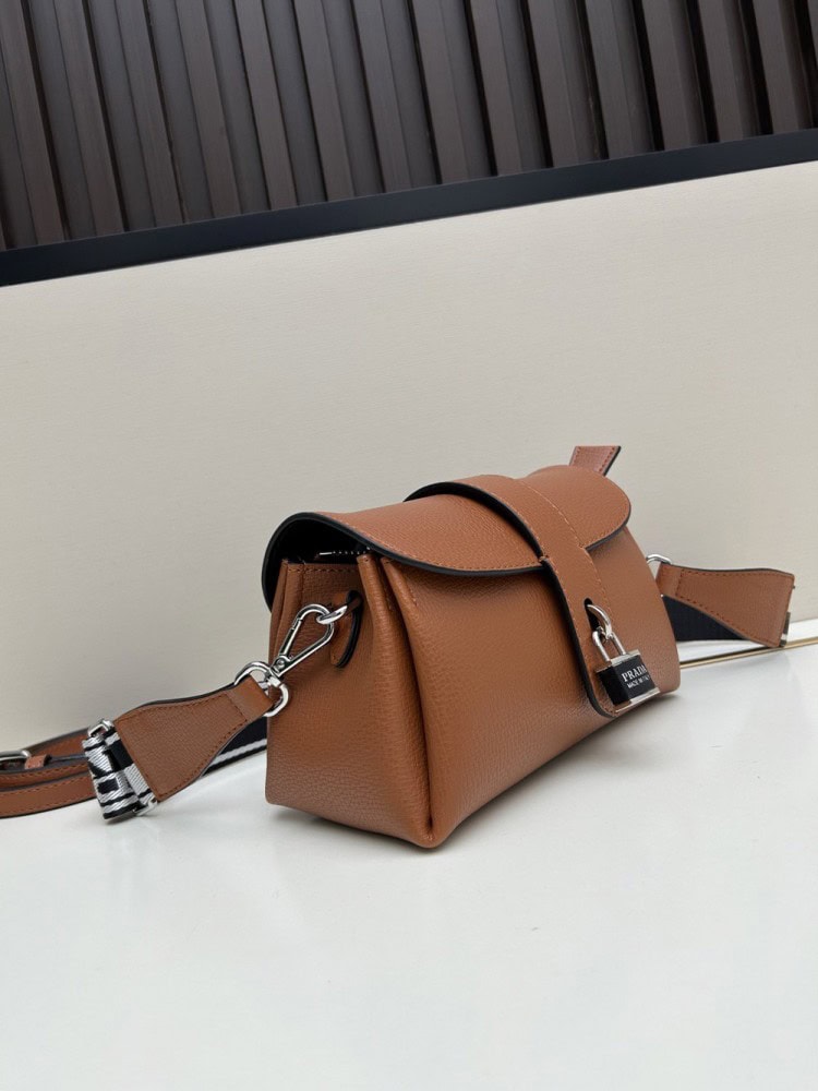 【AT8709】プラダ Prada 鹿革フラップデザインバッグ、上品なエレガンスと都会的な魅力を兼ね備えた高級バッグ | Prada