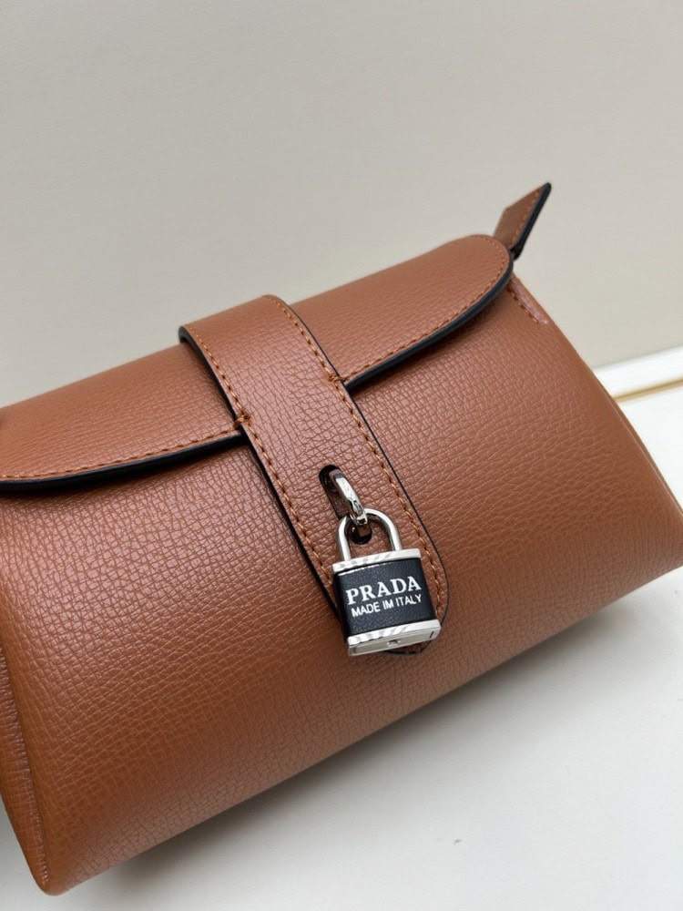 【AT8709】プラダ Prada 鹿革フラップデザインバッグ、上品なエレガンスと都会的な魅力を兼ね備えた高級バッグ | Prada