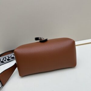 【AT8709】プラダ Prada 鹿革フラップデザインバッグ、上品なエレガンスと都会的な魅力を兼ね備えた高級バッグ | Prada