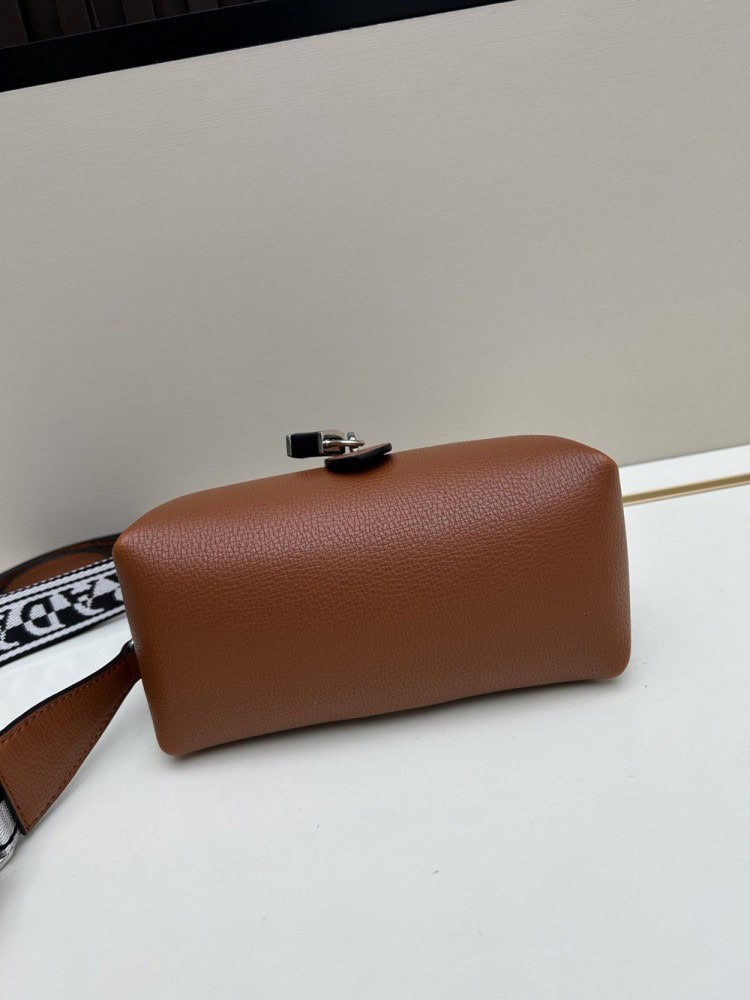 【AT8709】プラダ Prada 鹿革フラップデザインバッグ、上品なエレガンスと都会的な魅力を兼ね備えた高級バッグ | Prada