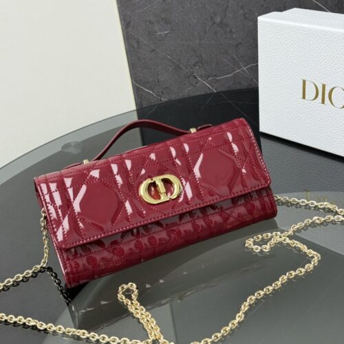 【AT8729】Dior(ディオール) Miss Caro シリーズのクラッチバッグ - ワインレッドのエレガントな漆皮レザー素材 | Dior Paris