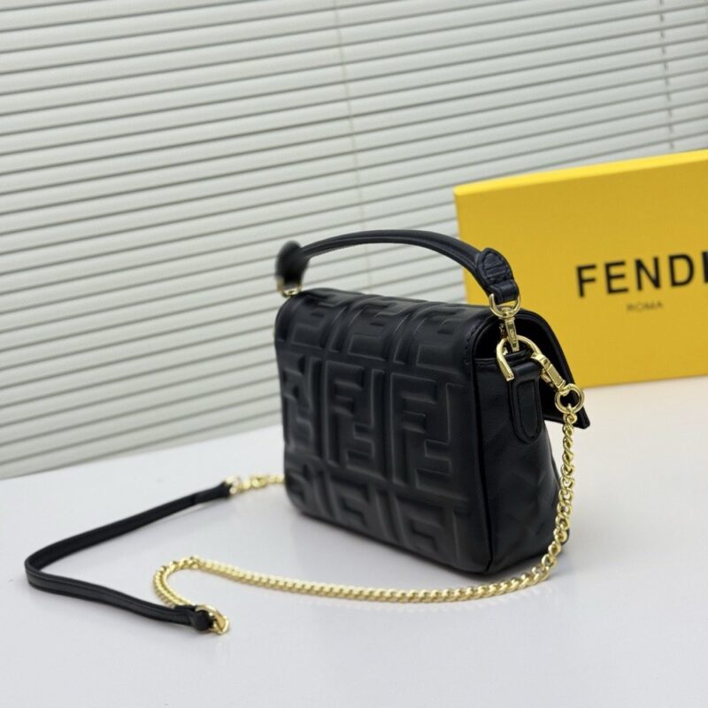 【AT8731】フェンディ バゲット型押しラムスキンバッグ - 高級感とエレガンスを体現 | Fendi Roma