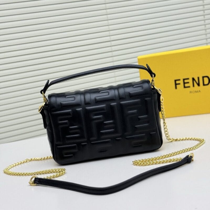【AT8731】フェンディ バゲット型押しラムスキンバッグ - 高級感とエレガンスを体現 | Fendi Roma