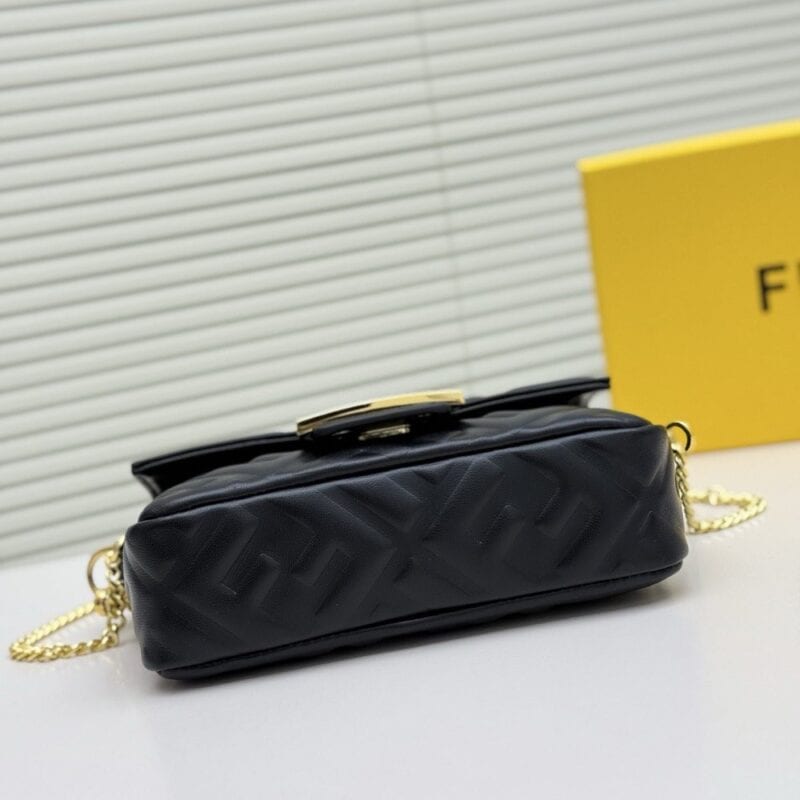 【AT8731】フェンディ バゲット型押しラムスキンバッグ - 高級感とエレガンスを体現 | Fendi Roma