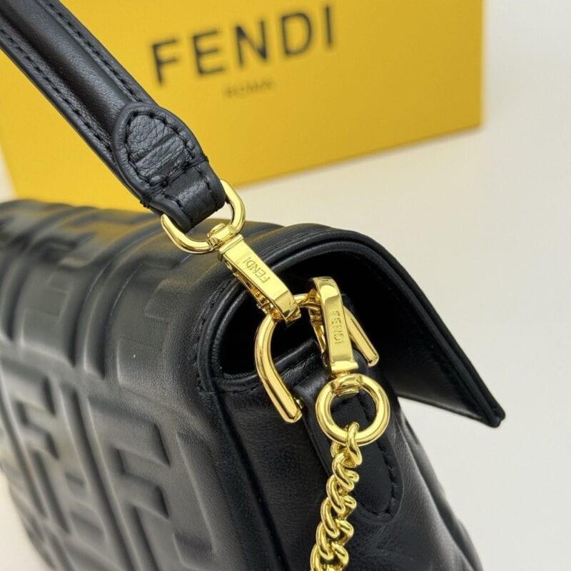【AT8731】フェンディ バゲット型押しラムスキンバッグ - 高級感とエレガンスを体現 | Fendi Roma