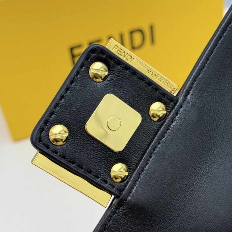 【AT8731】フェンディ バゲット型押しラムスキンバッグ - 高級感とエレガンスを体現 | Fendi Roma