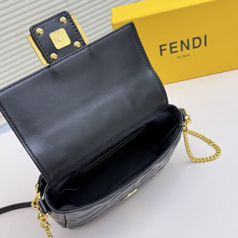 【AT8731】フェンディ バゲット型押しラムスキンバッグ - 高級感とエレガンスを体現 | Fendi Roma