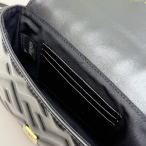 【AT8731】フェンディ バゲット型押しラムスキンバッグ - 高級感とエレガンスを体現 | Fendi Roma