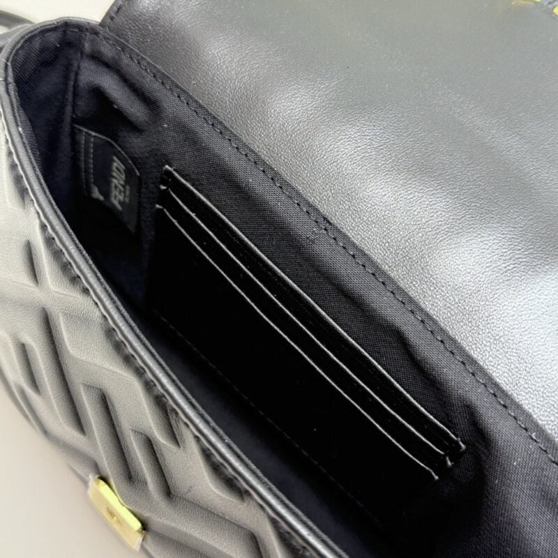 【AT8731】フェンディ バゲット型押しラムスキンバッグ - 高級感とエレガンスを体現 | Fendi Roma