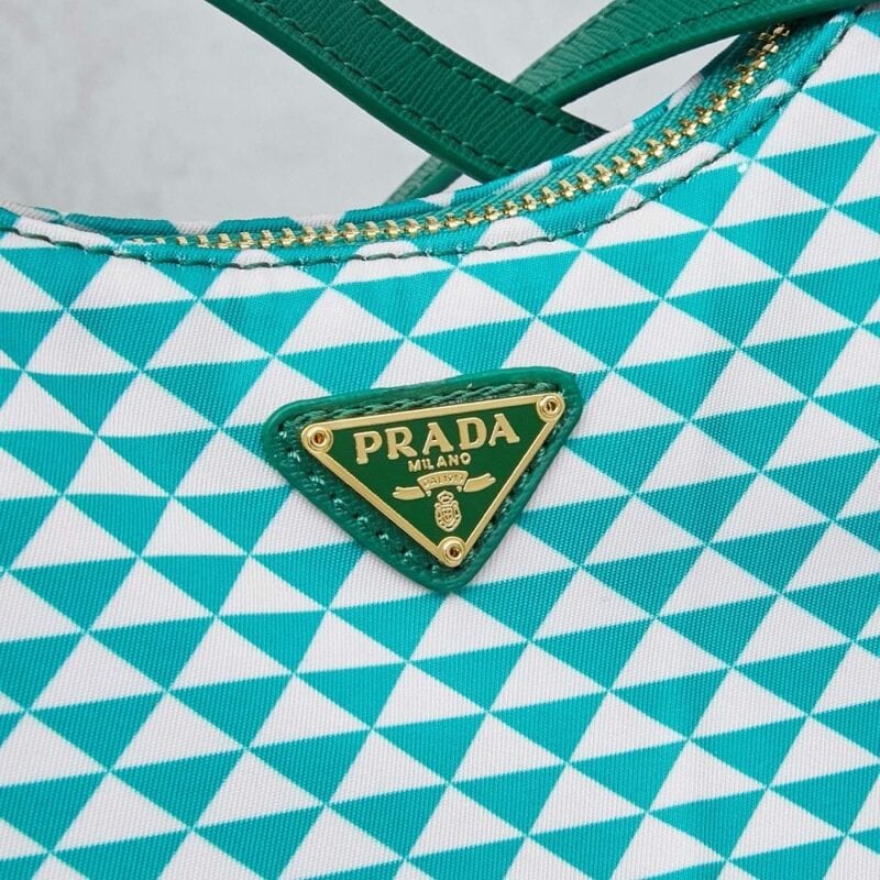 【AT8733】プラダPradaクラシック3WAYホーボーバッグ - 繊細な幾何学模様と湖水緑と白の色彩 | Prada Milano