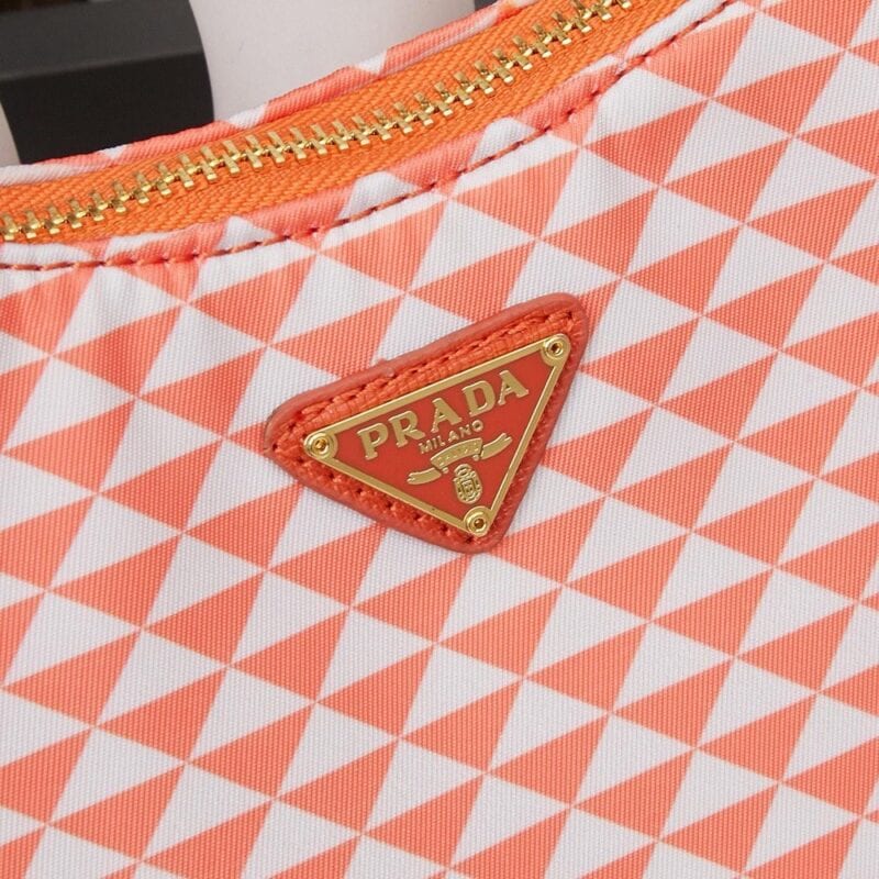 【AT8735】プラダ 3WAYアンダーアームバッグ、都会的なファッションとエレガントなスタイルを演出 | Prada Milano