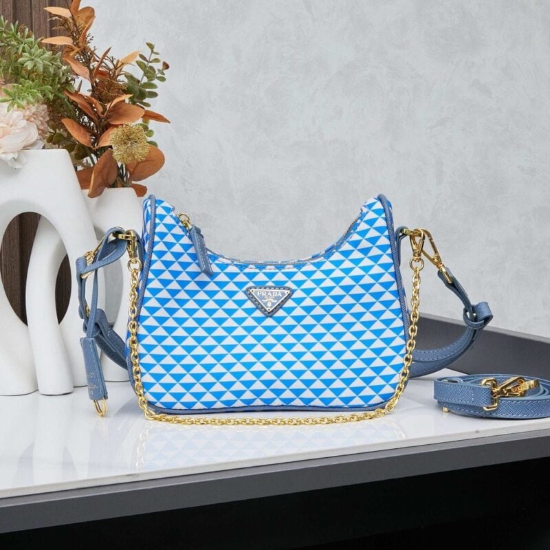 【AT8736】プラダのホーボーバッグ 3WAY青と白の幾何学模様デザイン ゴールドメタルチェーン付き | Prada