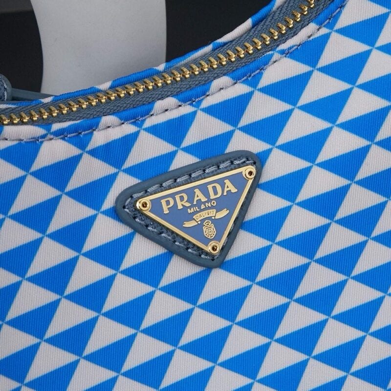 【AT8736】プラダのホーボーバッグ 3WAY青と白の幾何学模様デザイン ゴールドメタルチェーン付き | Prada
