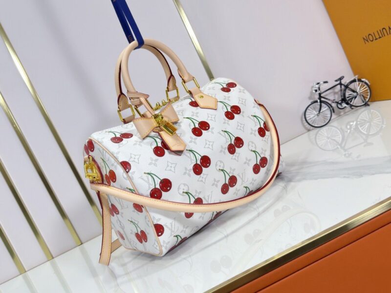 【AT8739】ルイ・ヴィトンSpeedy Soft チェリープリントハンドバッグ – 優雅なチェリーデザイン、おしゃれなスタイル | LV