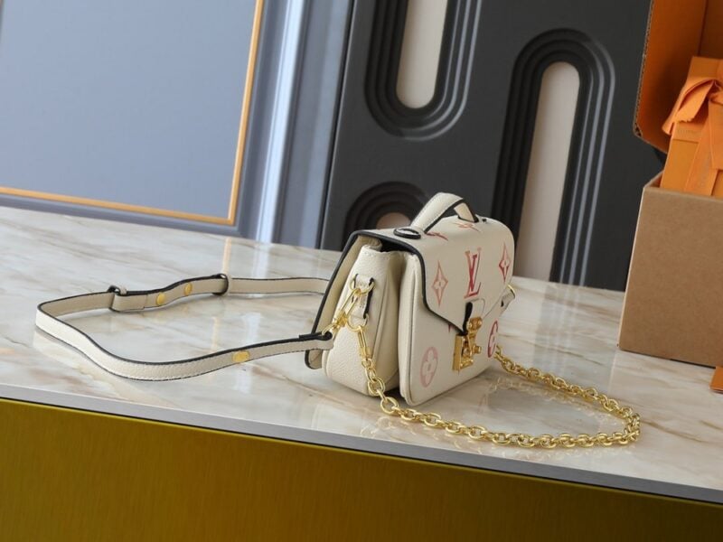 【AT8758】ルイ・ヴィトンモノグラム型押しレザー東西ポシェット・メティスバッグ | Louis Vuitton Malletier