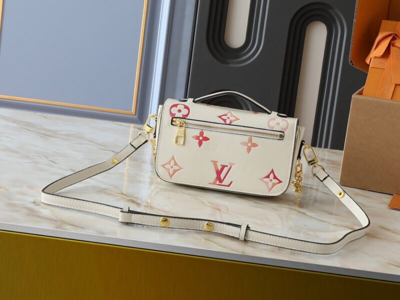 【AT8758】ルイ・ヴィトンモノグラム型押しレザー東西ポシェット・メティスバッグ | Louis Vuitton Malletier