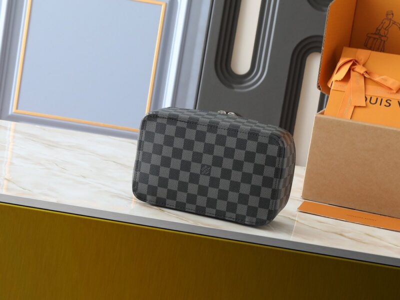 【AT8774】ルイ・ヴィトン チェック柄ジュエリーケース - 高級防水素材、エレガントなデザイン | Louis Vuitton Paris