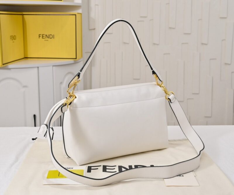 【AT8790】フェンディのラグジュアリーな白いバゲットバッグ、エレガントでスタイリッシュな羊革製品 | Fendi Roma