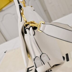 【AT8790】フェンディのラグジュアリーな白いバゲットバッグ、エレガントでスタイリッシュな羊革製品 | Fendi Roma