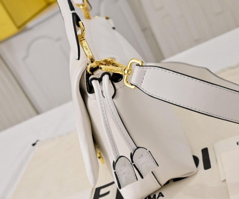 【AT8790】フェンディのラグジュアリーな白いバゲットバッグ、エレガントでスタイリッシュな羊革製品 | Fendi Roma