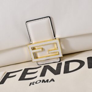 【AT8790】フェンディのラグジュアリーな白いバゲットバッグ、エレガントでスタイリッシュな羊革製品 | Fendi Roma
