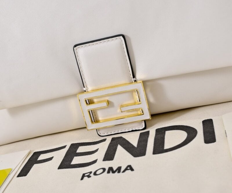 【AT8790】フェンディのラグジュアリーな白いバゲットバッグ、エレガントでスタイリッシュな羊革製品 | Fendi Roma
