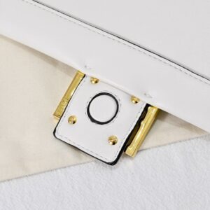 【AT8790】フェンディのラグジュアリーな白いバゲットバッグ、エレガントでスタイリッシュな羊革製品 | Fendi Roma