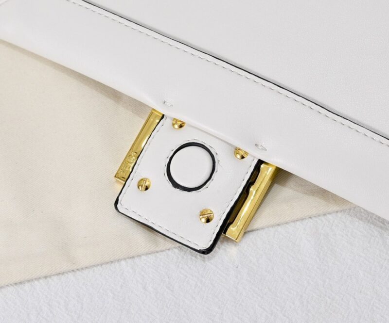 【AT8790】フェンディのラグジュアリーな白いバゲットバッグ、エレガントでスタイリッシュな羊革製品 | Fendi Roma