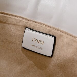 【AT8790】フェンディのラグジュアリーな白いバゲットバッグ、エレガントでスタイリッシュな羊革製品 | Fendi Roma