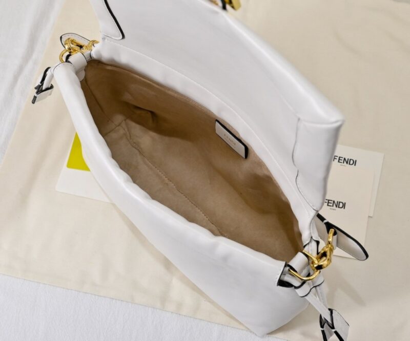 【AT8790】フェンディのラグジュアリーな白いバゲットバッグ、エレガントでスタイリッシュな羊革製品 | Fendi Roma