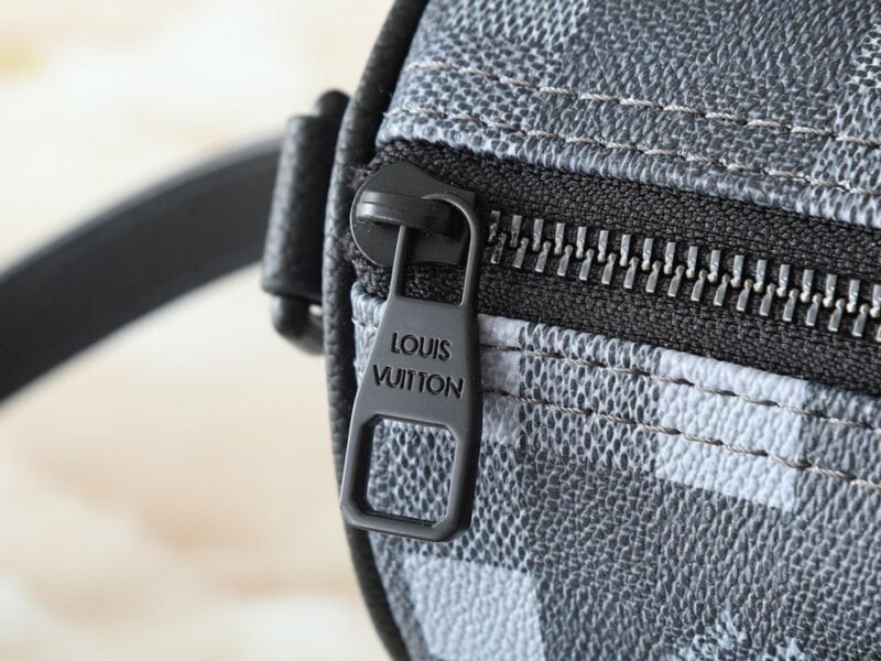 【AT8794】ルイ・ヴィトンミニトラベルバッグ-都市のファッションセンスを感じさせる25cmサイズ | Louis Vuitton Paris