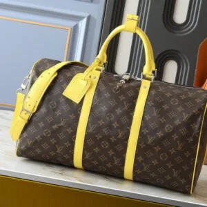【AT8808】ルイ・ヴィトンのKeepall 50cmトラベルバッグ - クラシックなモノグラムエンボスとイエローアクセント | Louis Vuitton Malletier