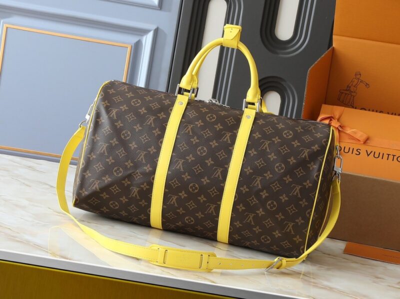【AT8808】ルイ・ヴィトンのKeepall 50cmトラベルバッグ - クラシックなモノグラムエンボスとイエローアクセント | Louis Vuitton Malletier