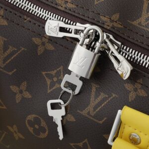【AT8808】ルイ・ヴィトンのKeepall 50cmトラベルバッグ - クラシックなモノグラムエンボスとイエローアクセント | Louis Vuitton Malletier
