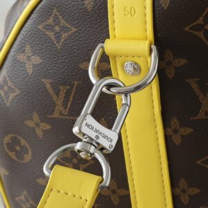 【AT8808】ルイ・ヴィトンのKeepall 50cmトラベルバッグ - クラシックなモノグラムエンボスとイエローアクセント | Louis Vuitton Malletier