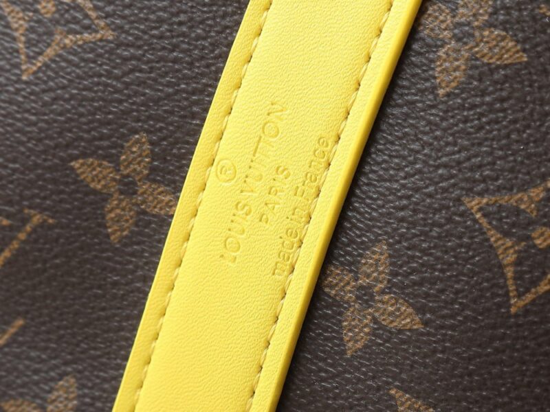 【AT8808】ルイ・ヴィトンのKeepall 50cmトラベルバッグ - クラシックなモノグラムエンボスとイエローアクセント | Louis Vuitton Malletier
