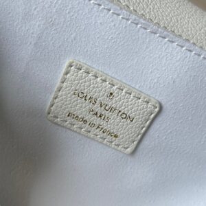 【AT8841】ルイ・ヴィトン（Louis Vuitton）ホワイトカラーモノグラム型押しレザーメッセンジャーバッグ | Louis Vuitton Paris