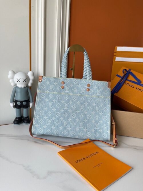 【AT8846】ルイ・ヴィトンのデニムOnTheGoハンドバッグ - 都会の女性向けのユニークな青いデザイン | Louis Vuitton Malletier