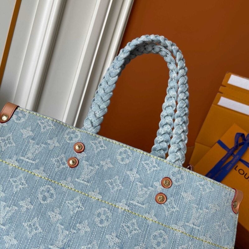 【AT8846】ルイ・ヴィトンのデニムOnTheGoハンドバッグ - 都会の女性向けのユニークな青いデザイン | Louis Vuitton Malletier