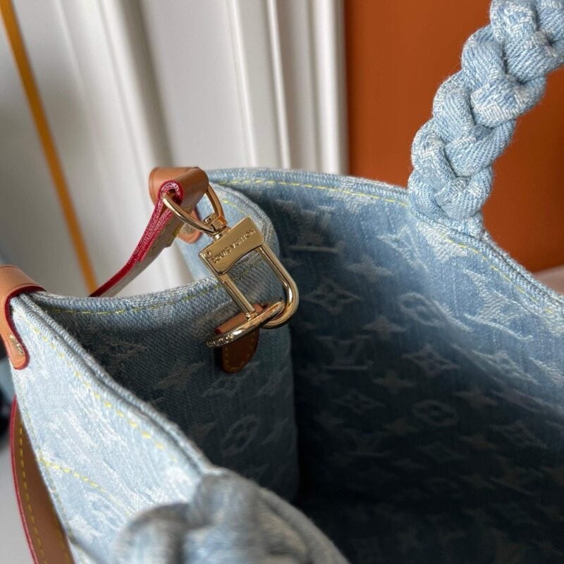 【AT8846】ルイ・ヴィトンのデニムOnTheGoハンドバッグ - 都会の女性向けのユニークな青いデザイン | Louis Vuitton Malletier