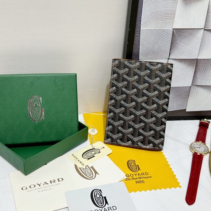 【AT8860】ゴヤール(Goyard)の高品質ブラウンレザーパスポートケース | Goyard Paris