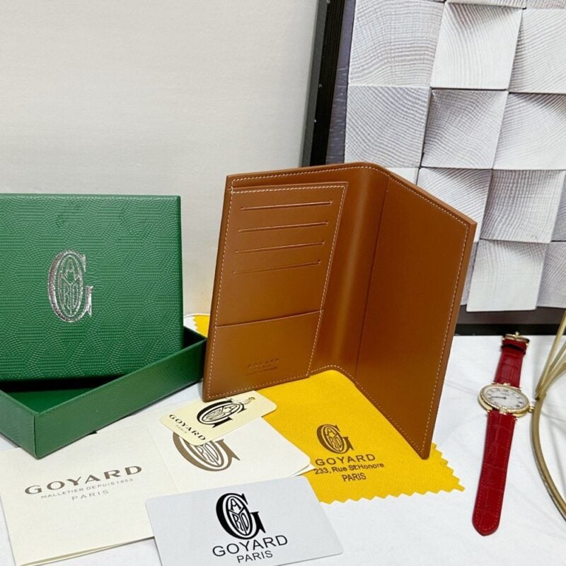 【AT8860】ゴヤール(Goyard)の高品質ブラウンレザーパスポートケース | Goyard Paris