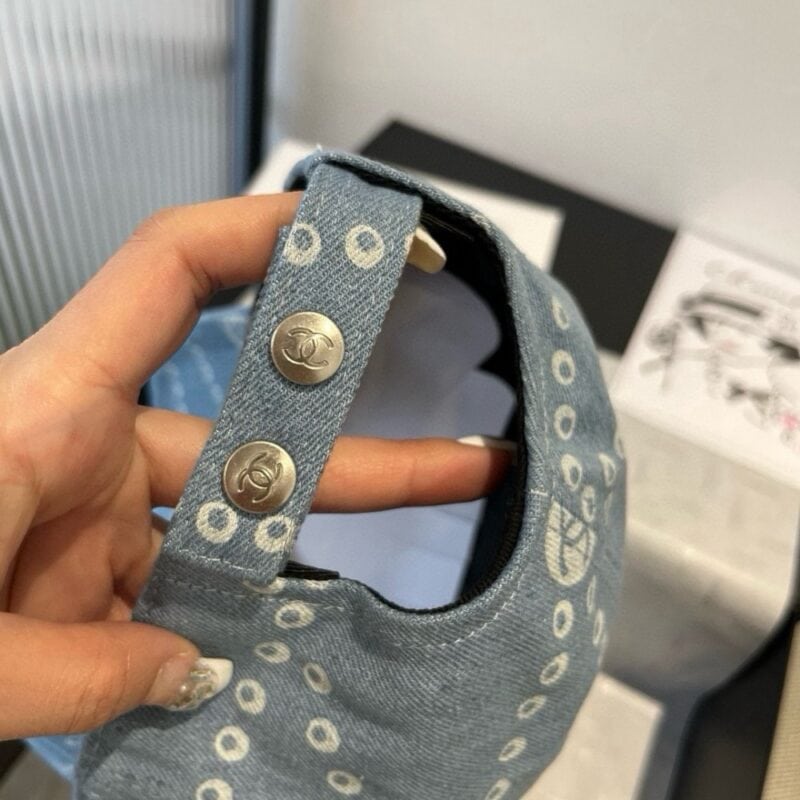 【AT8894】シャネルのデニムブルー ダックビルキャップ - 高級オートクチュールシリーズからインスパイア - ファッションと工芸の融合 | Chanel Paris