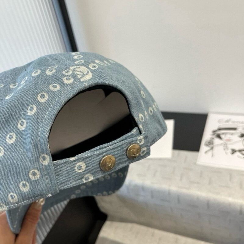 【AT8894】シャネルのデニムブルー ダックビルキャップ - 高級オートクチュールシリーズからインスパイア - ファッションと工芸の融合 | Chanel Paris